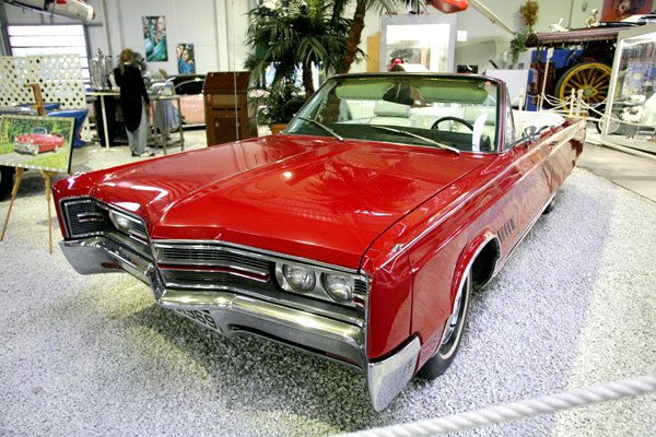 68-2b 08-01-14_1568 1968 Chrysler 300 Convertible.JPG